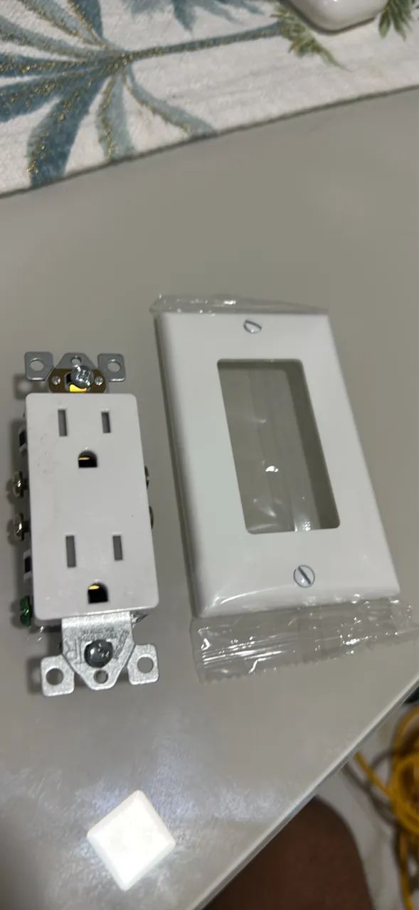 TOMADA 125 volts 15 AMP MODELO AMERICANO 
