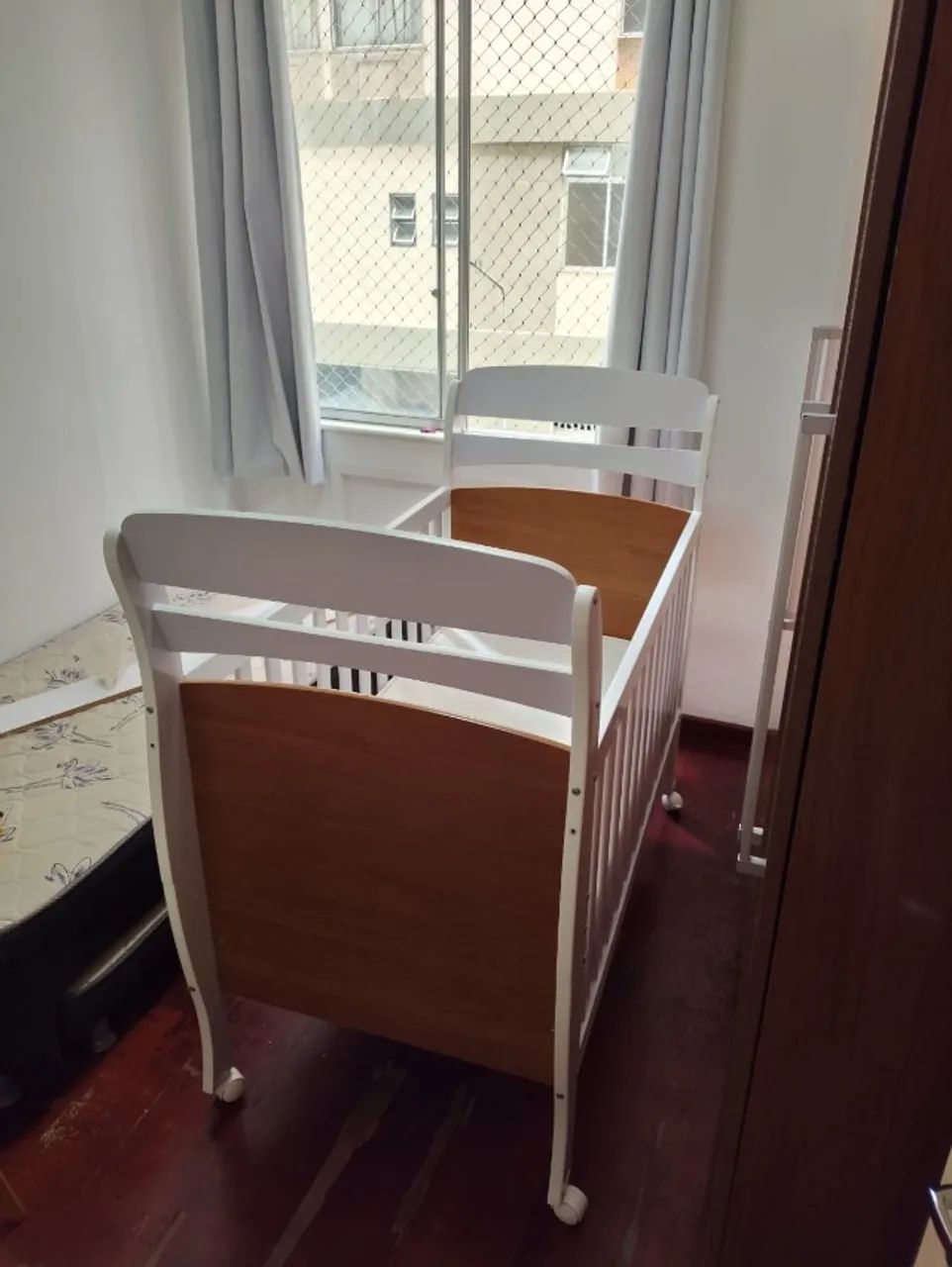 Berço que vira cama com colchão incluso 