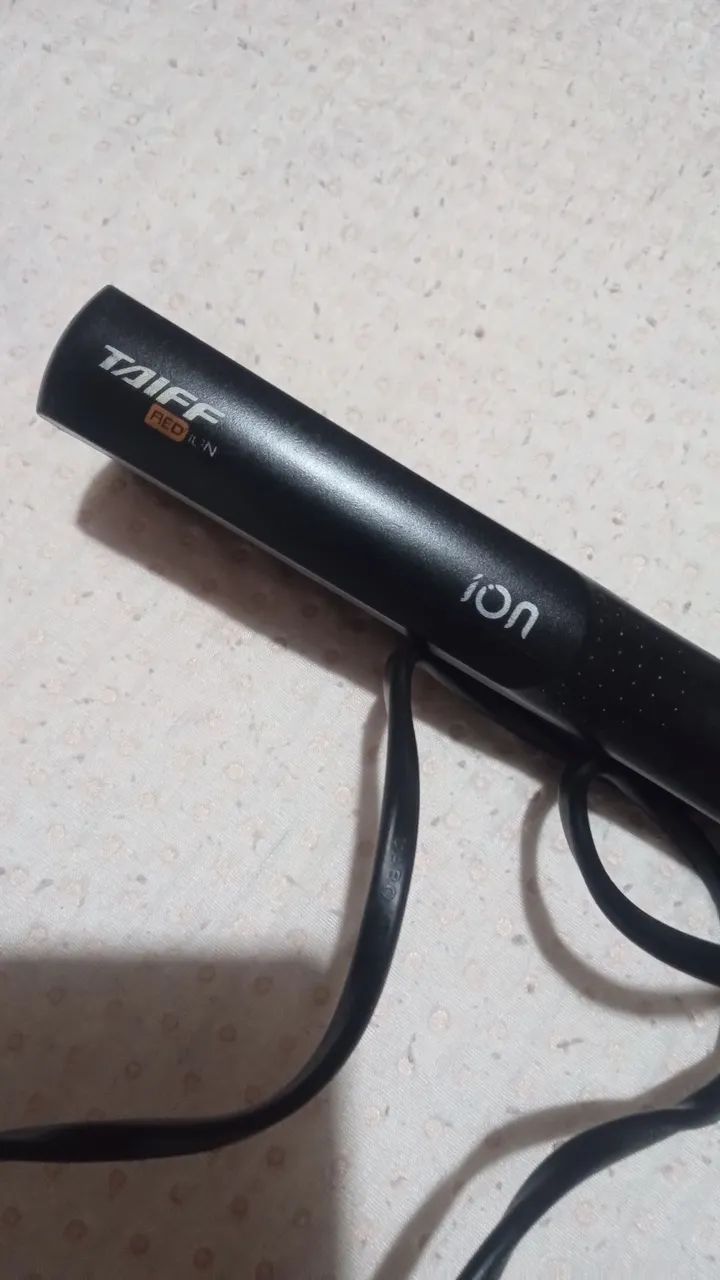 Prancha de cabelo da marca Taiff funcionando perfeitamente