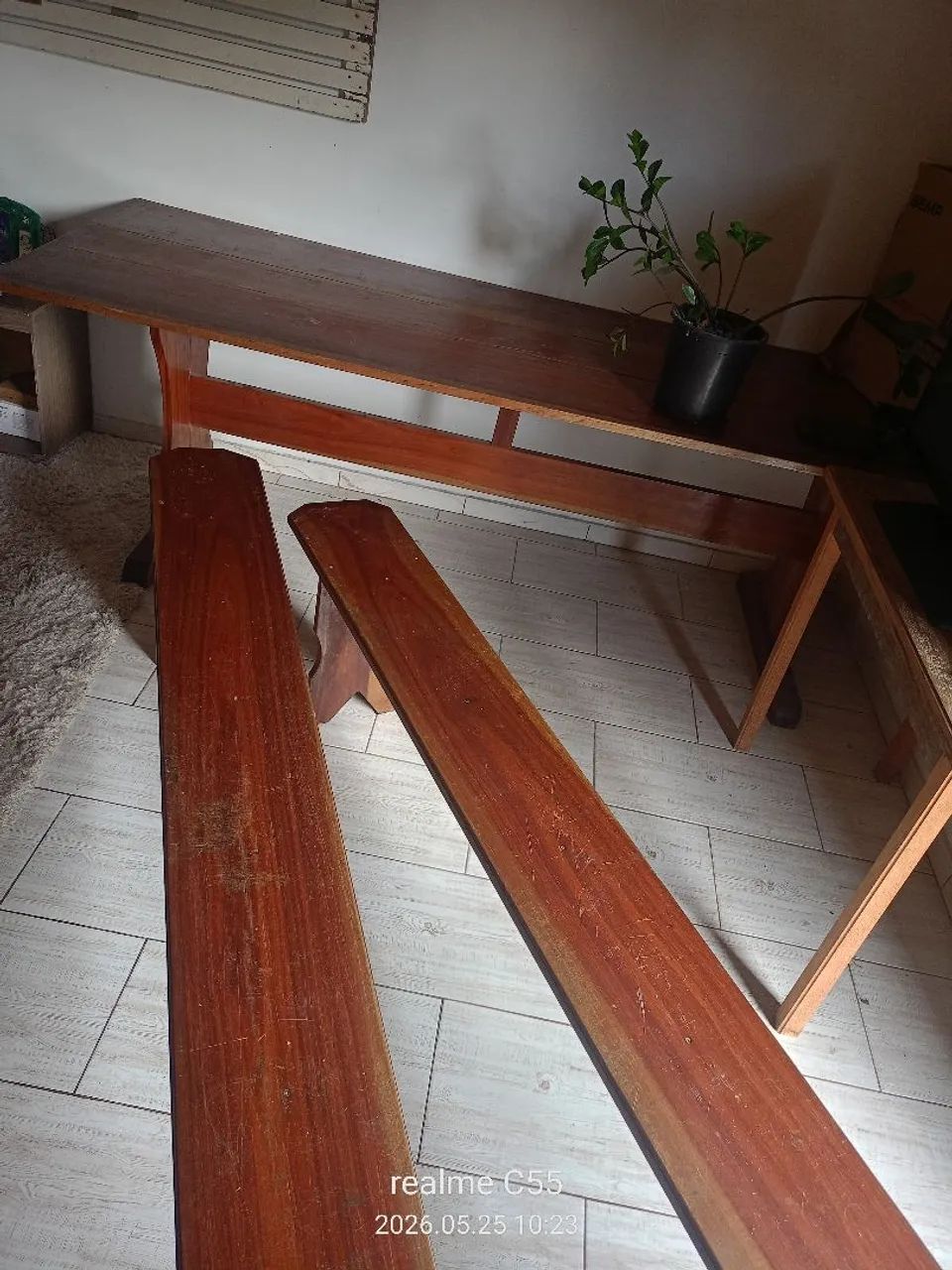 Vendo mesa com 2 bancos em madeira óleo  - Foto 2