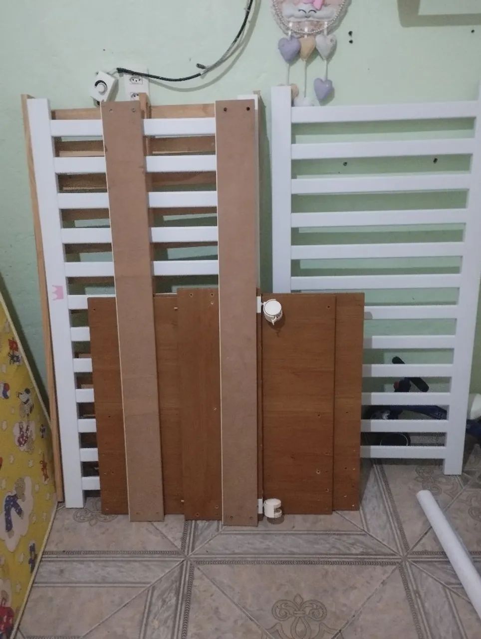 Só venda berço S/colchão tem uma pequena rachadura em uma das tábuas mais não interfere 