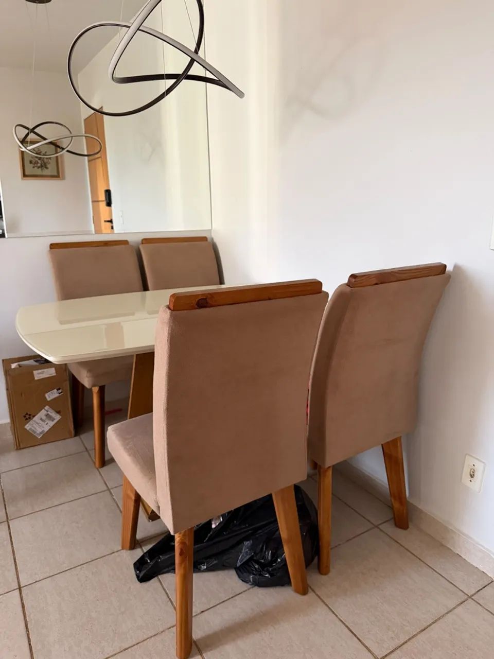 Mesa moderna com 4 cadeiras semi nova  - Foto 3