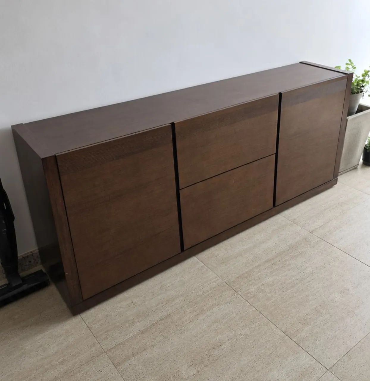 Buffet com duas portas e duas gavetas