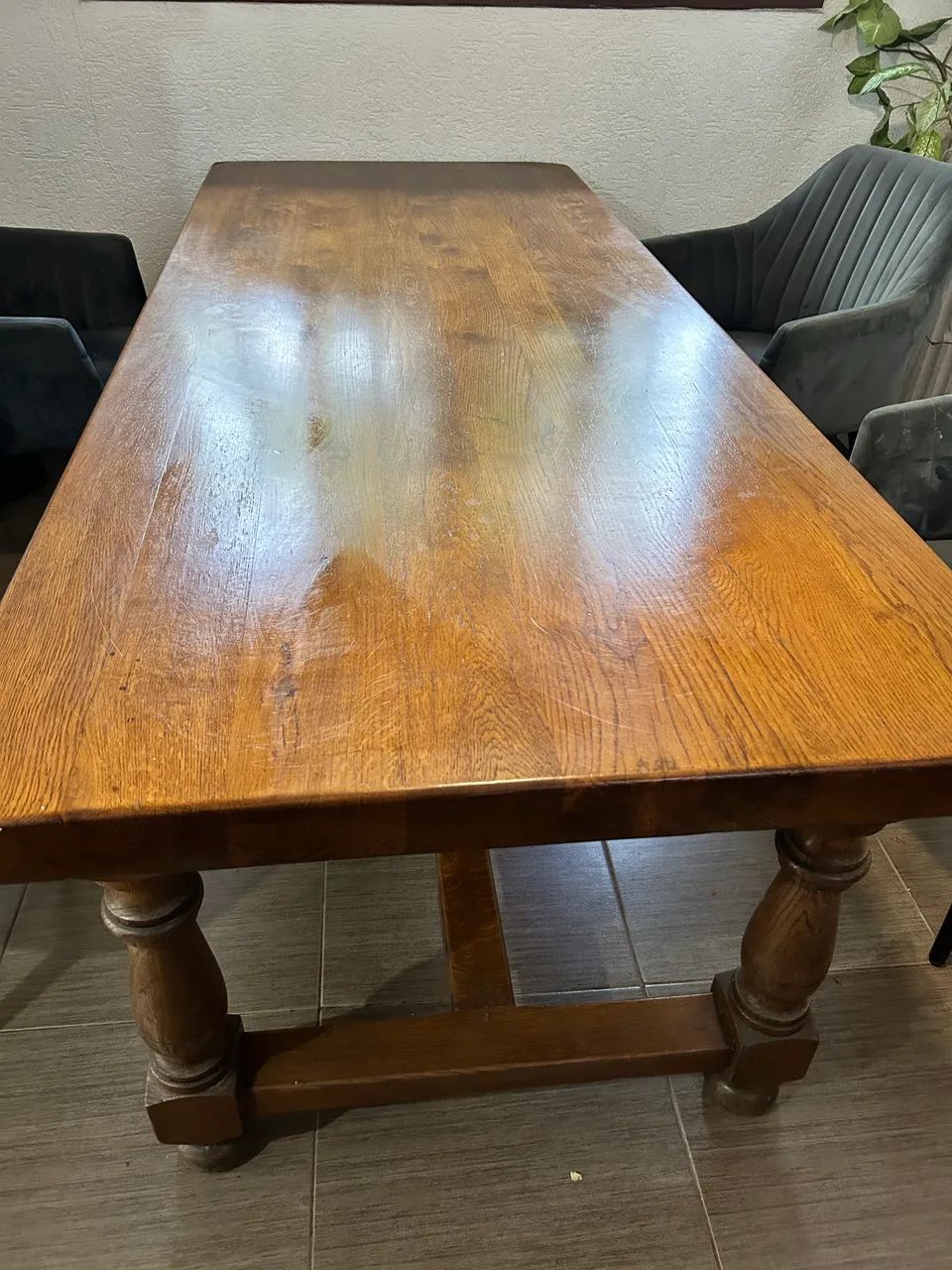 Mesa em Carvalho francês maciço.