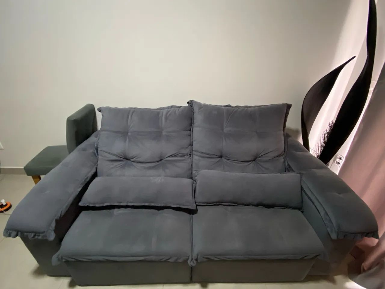 Sofá retrátil cinza grafite dois lugares