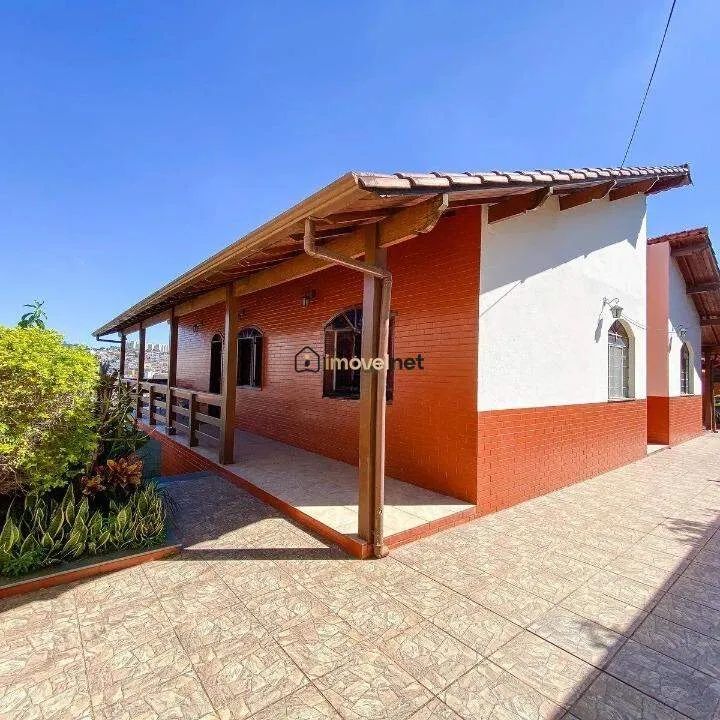 Casa Ampla com 5 Quartos, Suíte, Área Gourmet e 8 Vagas
