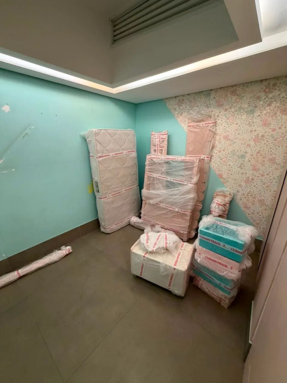 Cama infantil montessoriana rosa com colchão mesa lateral adornos e nicho - Foto 2