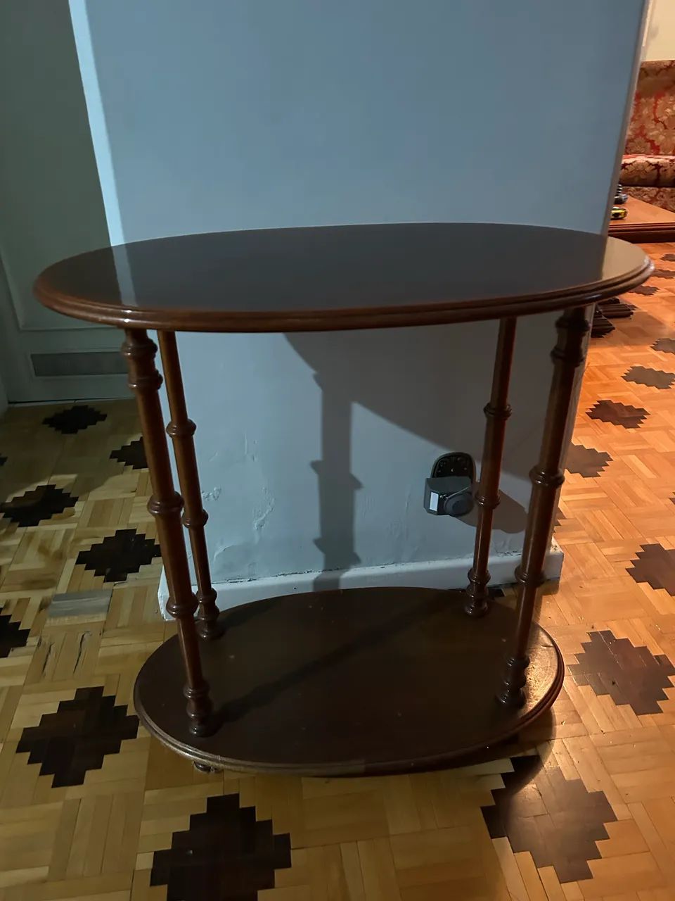 Mesa decorativa com prateleira inferior oval em laca  - Foto 2