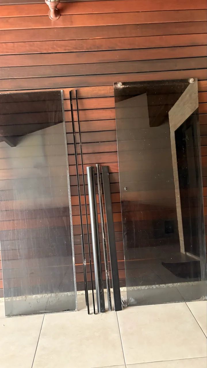 Box de vidro escuro 
