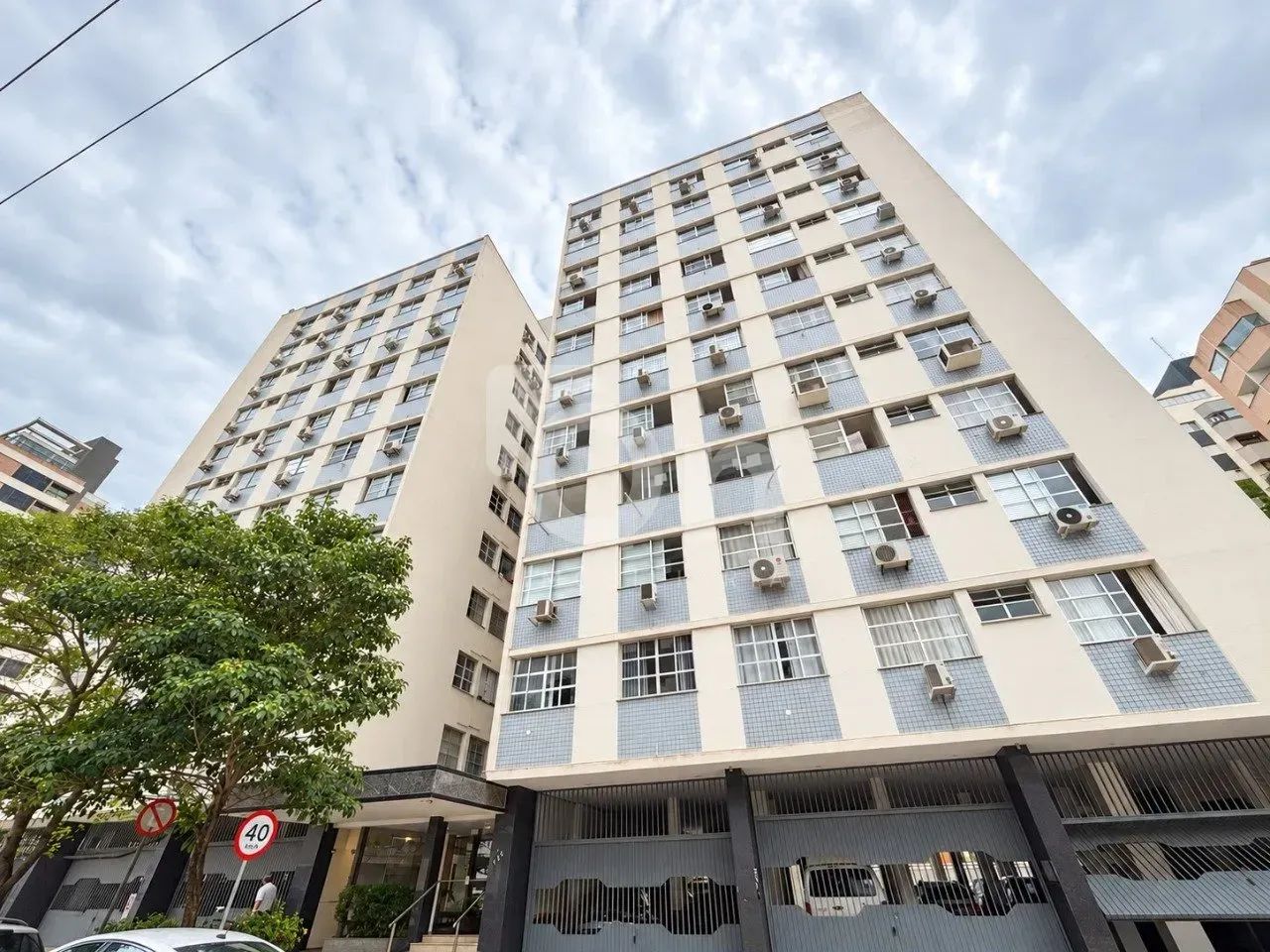 Apartamento de 2 dormitórios à venda no Centro - Foto 2