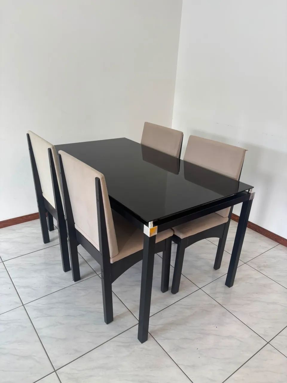 Mesa de vidro  com 4 cadeiras grandes e resistentes - Foto 4