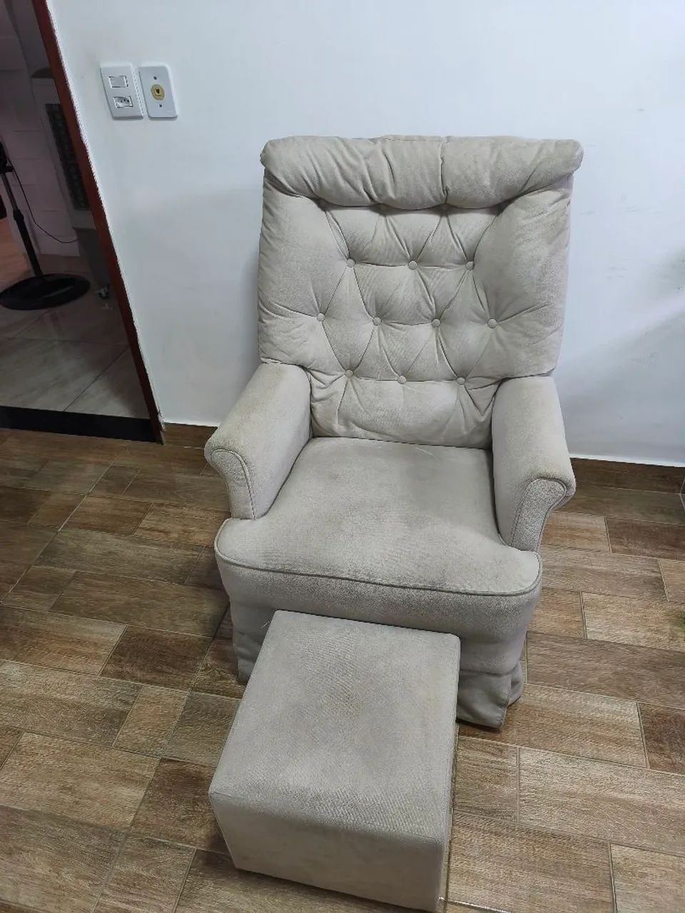 Poltrona de amamentação com puff