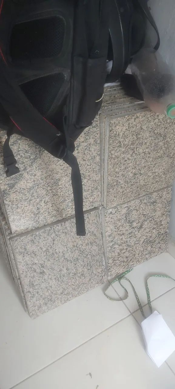 Piso de granito 30X30. 100.00 o metro quadrado.