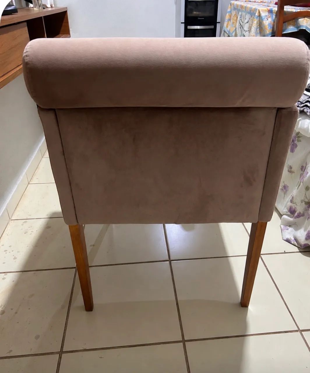 Poltronas de Madeira com Estofado - Confortáveis e Elegantes - Foto 3