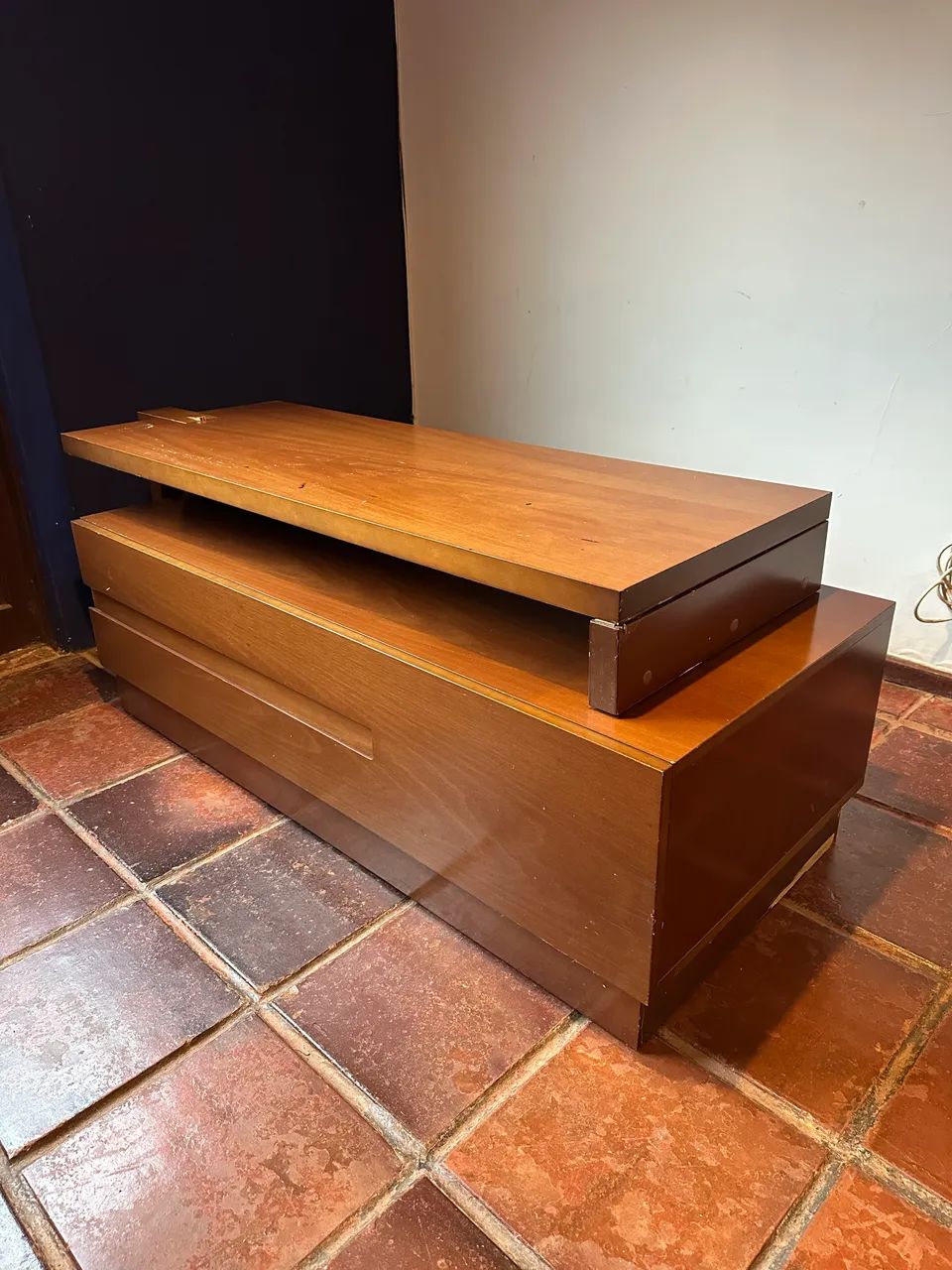 Rack de madeira com gavetas - design robusto e funcional