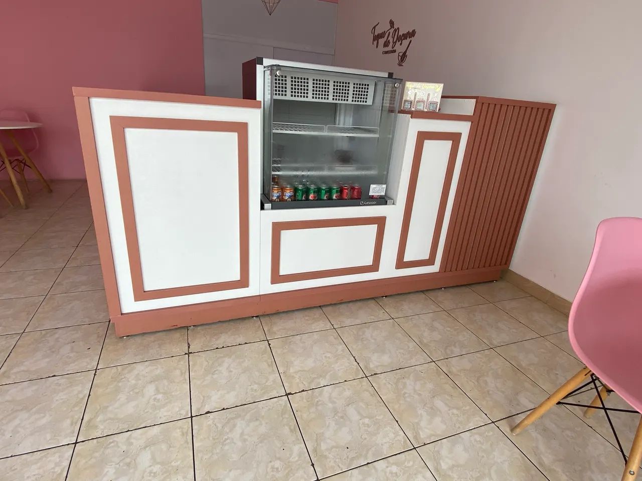 Balcão de comércio com expositor quente