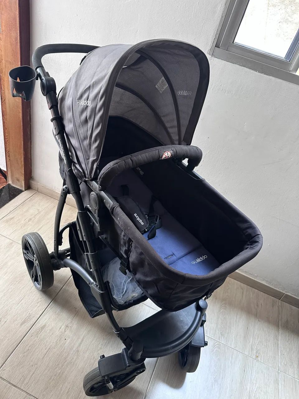 Carrinho de bebê Moisés com bebê conforto 
