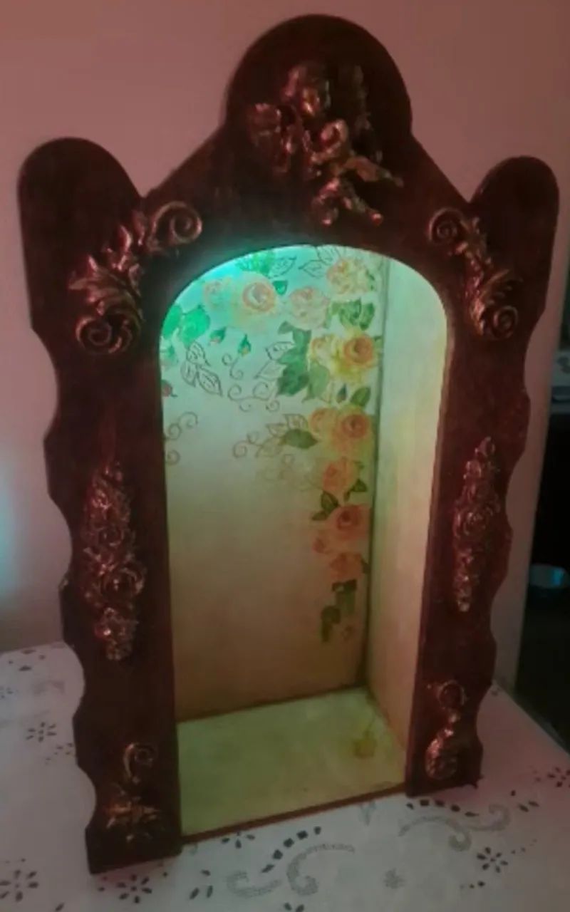 Oratório vintage em madeira com detalhes à ouro 49cm x 28cm inspirado em antiguidade