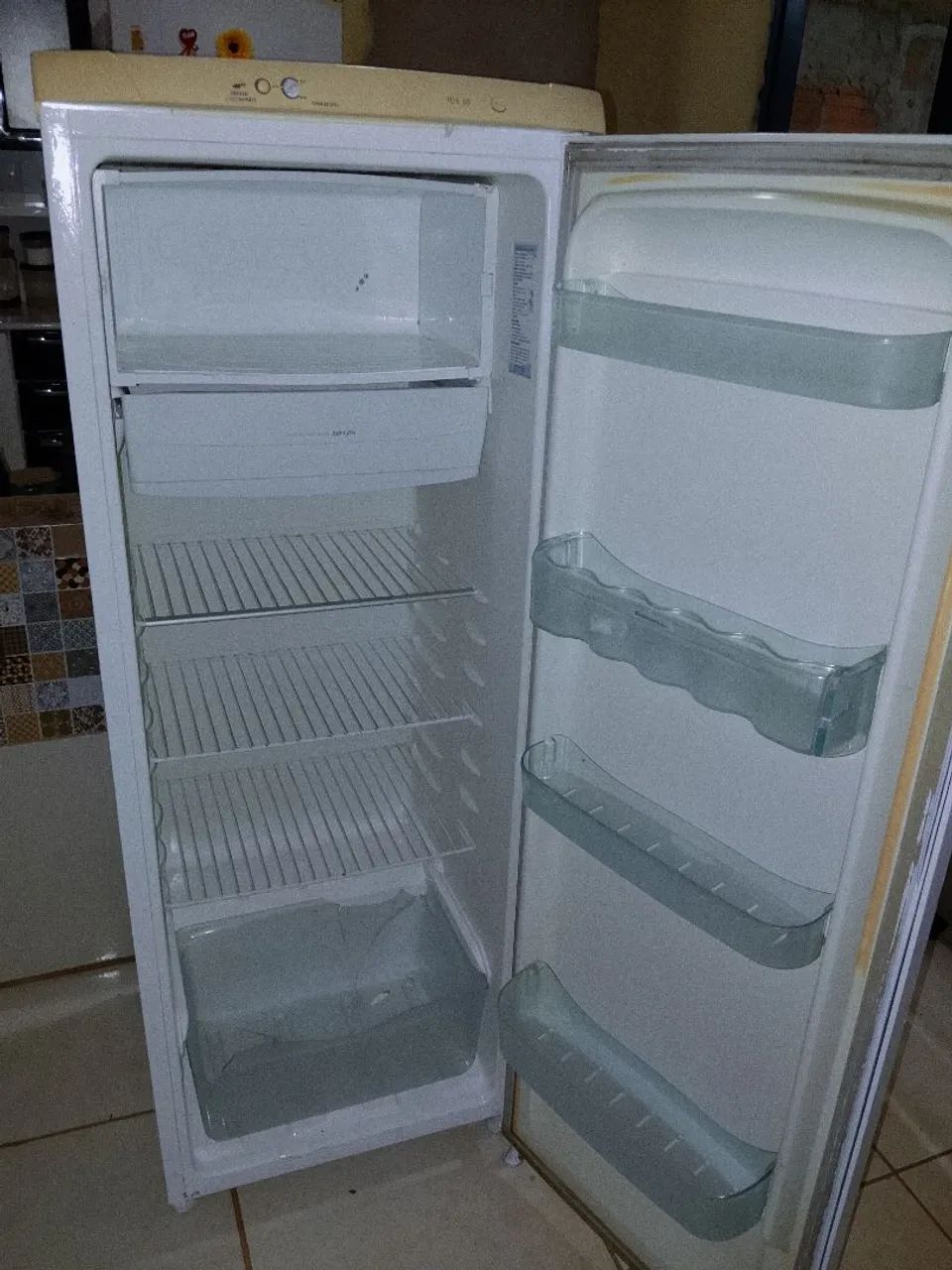 Vendo geladeira funcionando perfeitamente  - Foto 4