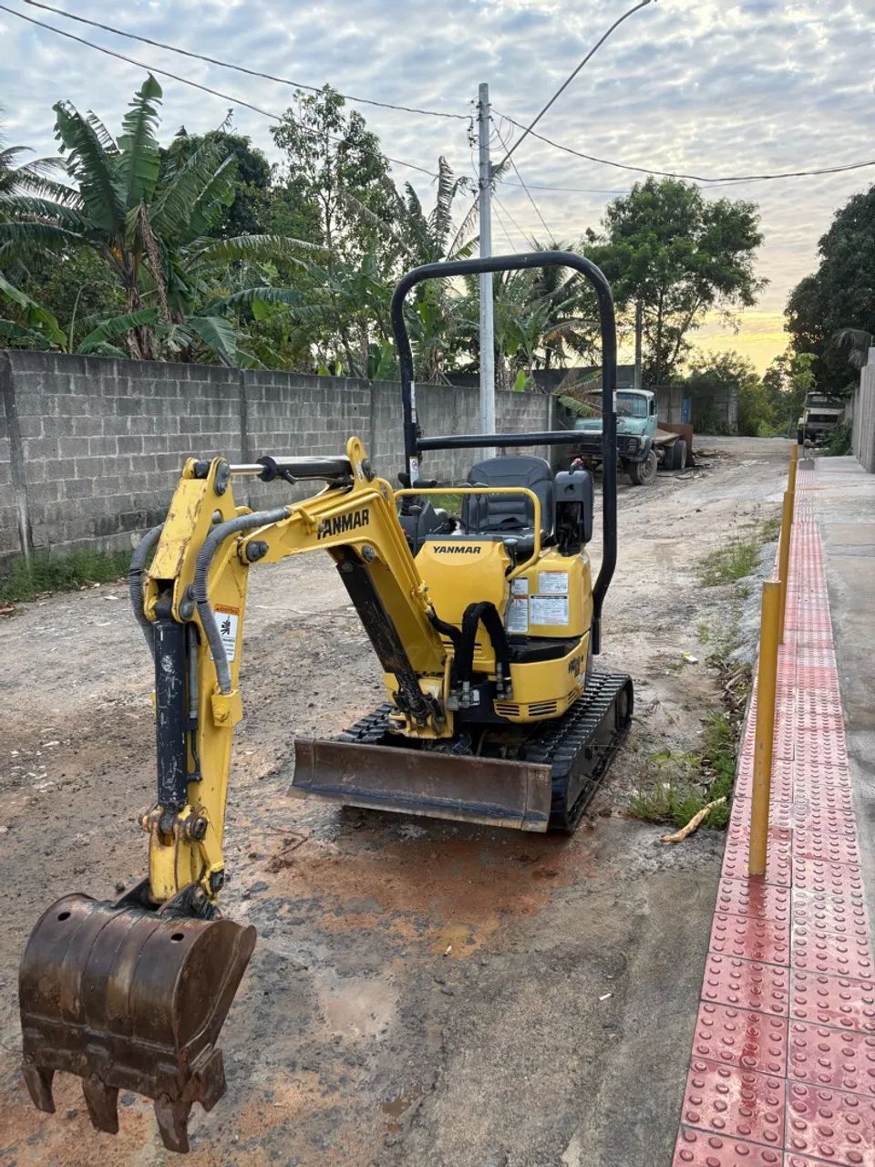 Mini escavadeira pra locação  - Foto 4