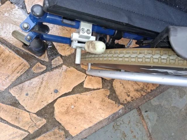Vendo cadeira de rodas - Foto 5