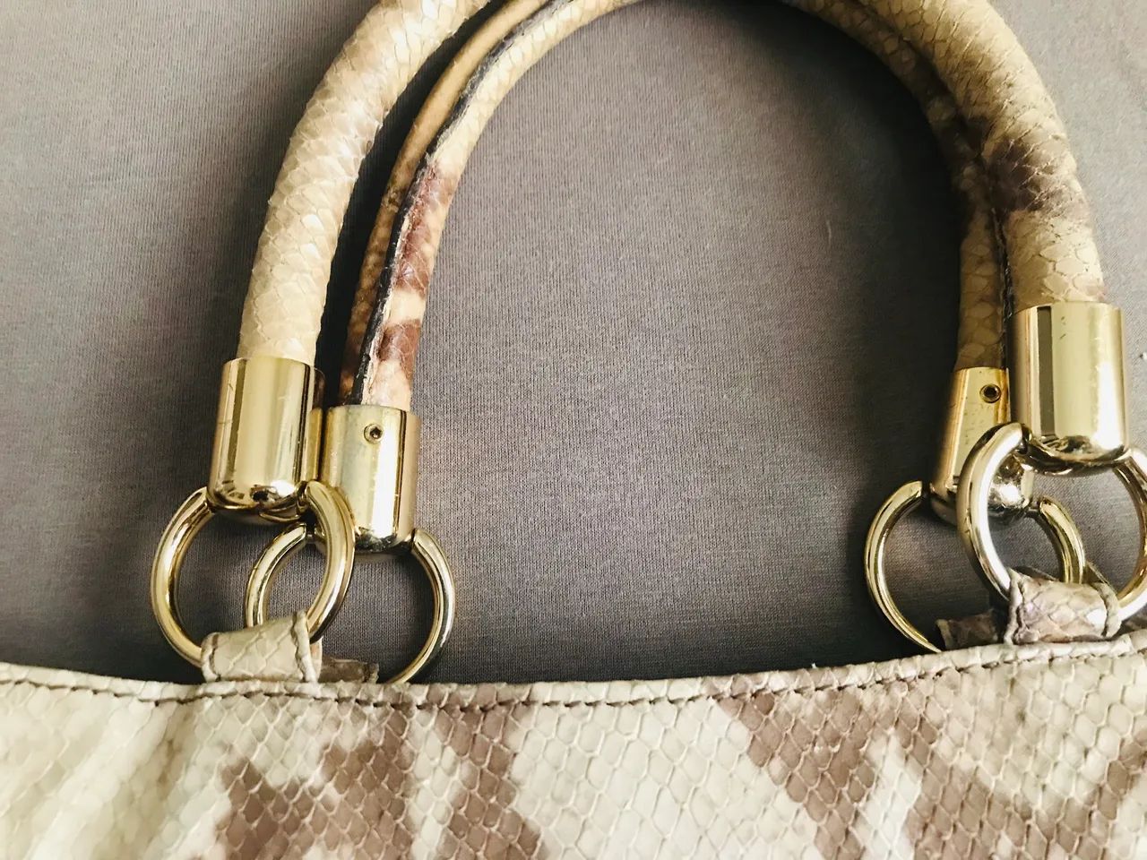 Bolsa modelo máxi em Couro piton legítimo  - Foto 3