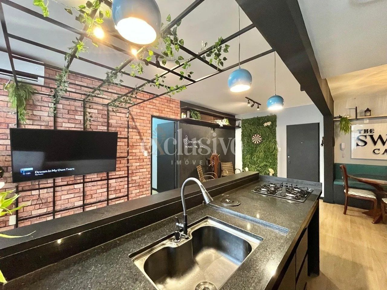 Apartamento 2 Dormitórios com Suíte em Coqueiros - Reformado - Foto 3