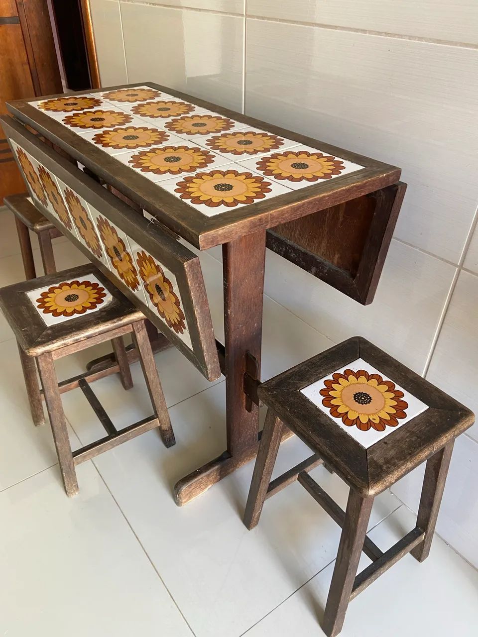 Mesa Madeira com 3 banquinhos  - Foto 2