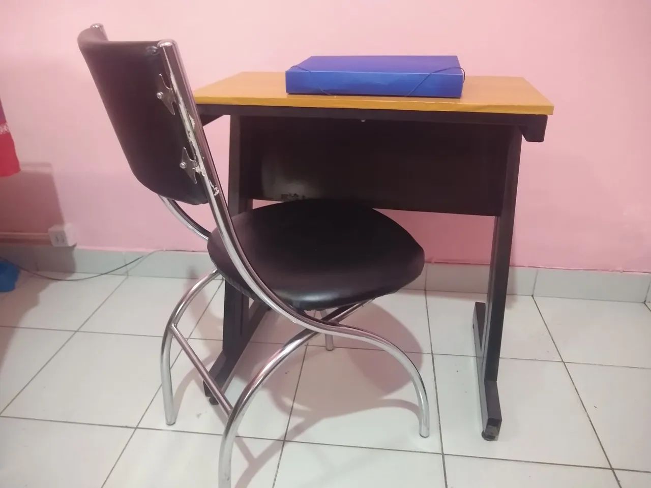 Mesa e cadeira.