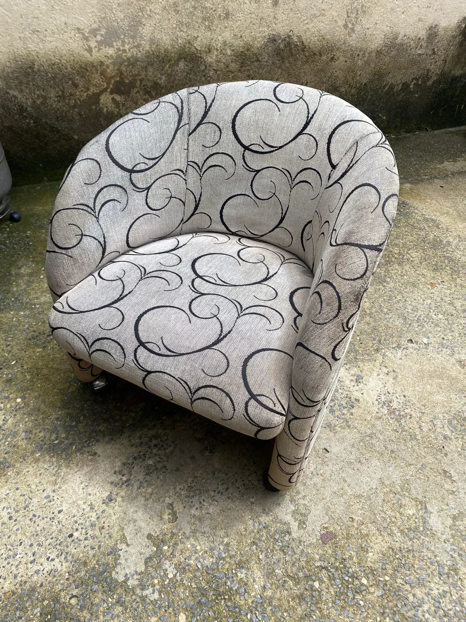 Poltrona Decorativa Bege com Rodas Usada