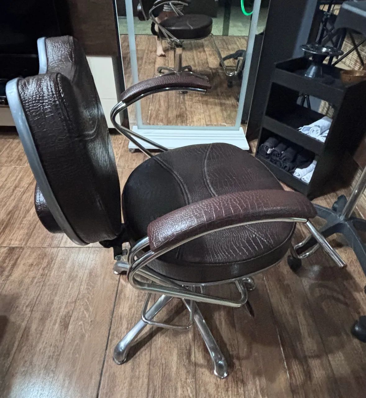Vendo cadeira para cabeleireiro ou barbeiro hidráulica com encosto reclinável  - Foto 2