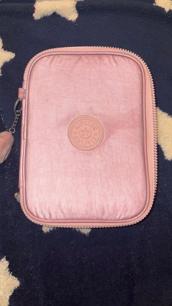 Estojo kipling 100 pens rosa metálico 