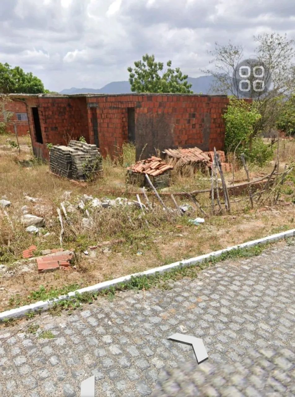 Terreno com casa começada 
