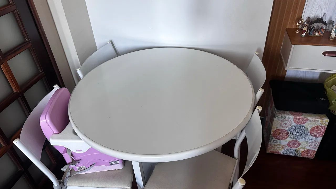 Mesa com 4 cadeiras 