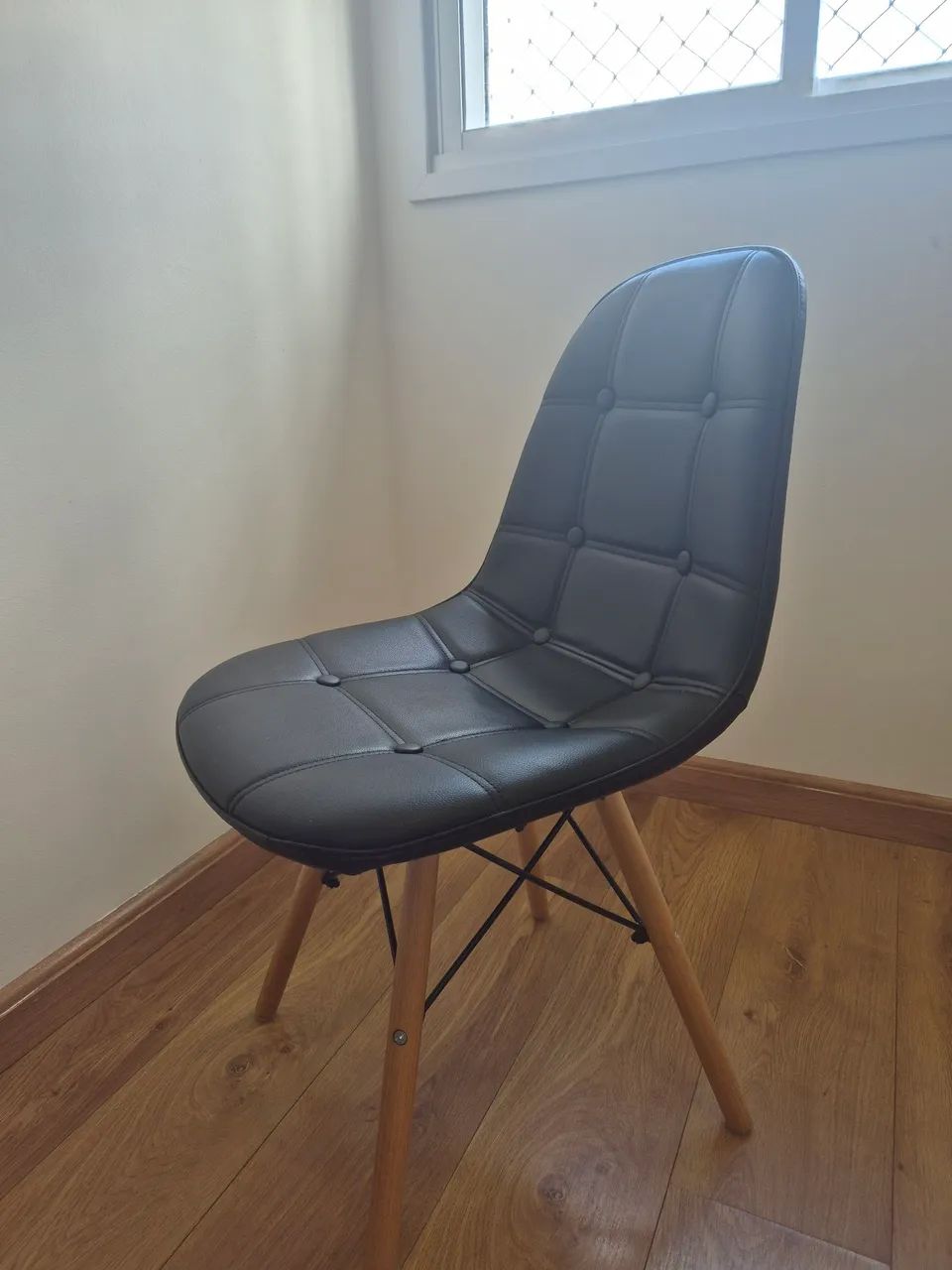 Conjunto de 4 Cadeiras Eames Botonê Pretas - Foto 3