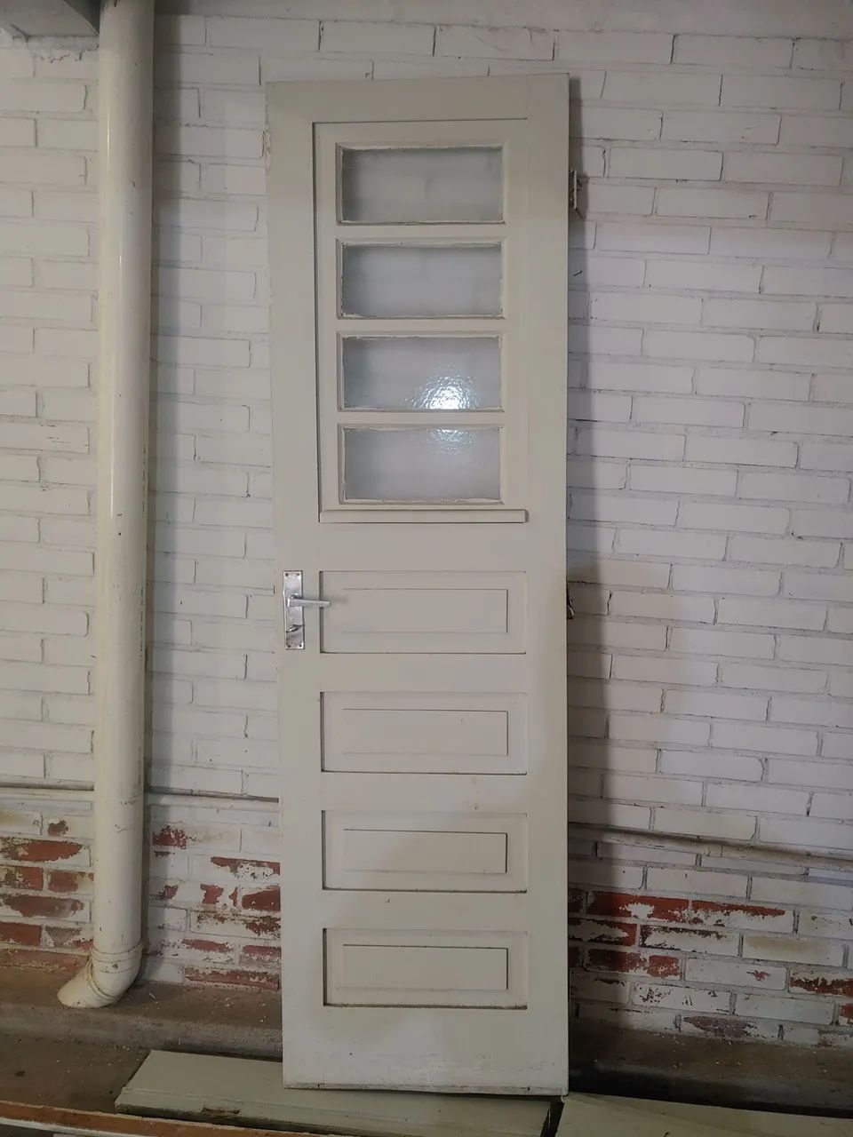 Vendo porta maciça. 60 cm de largura por 2.05 de altura  - Foto 2