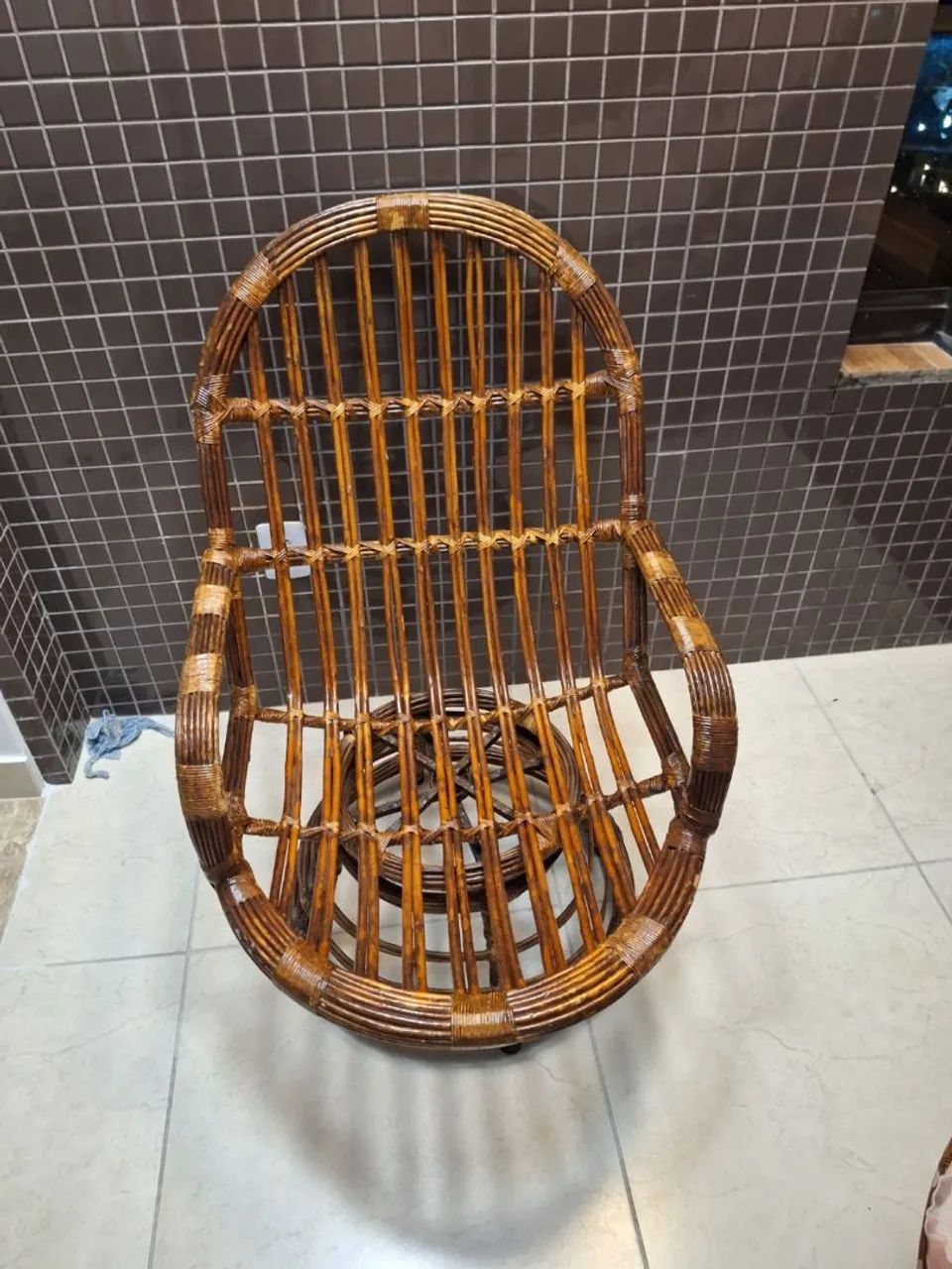 Vendo 3 cadeiras ornamentais  e 1 Centro  de bambu seminovos - Foto 2