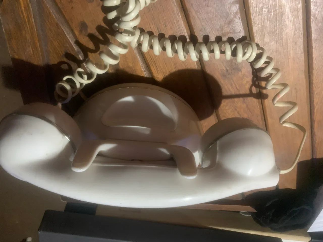 telefone fixo de estilo retrô branco. - Foto 2