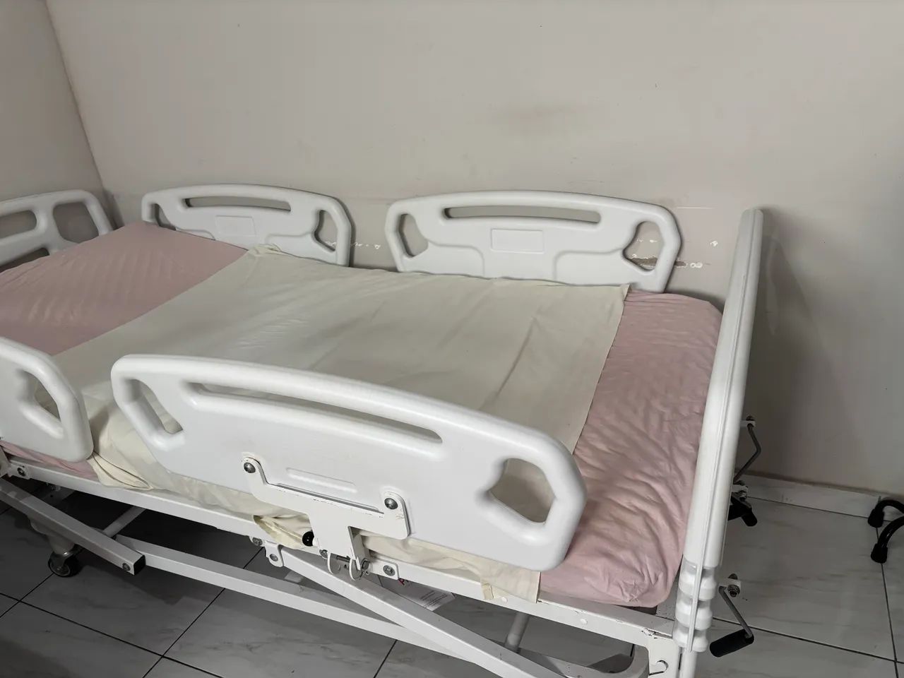 Cama hospitalar ajustável a manivela - Foto 2
