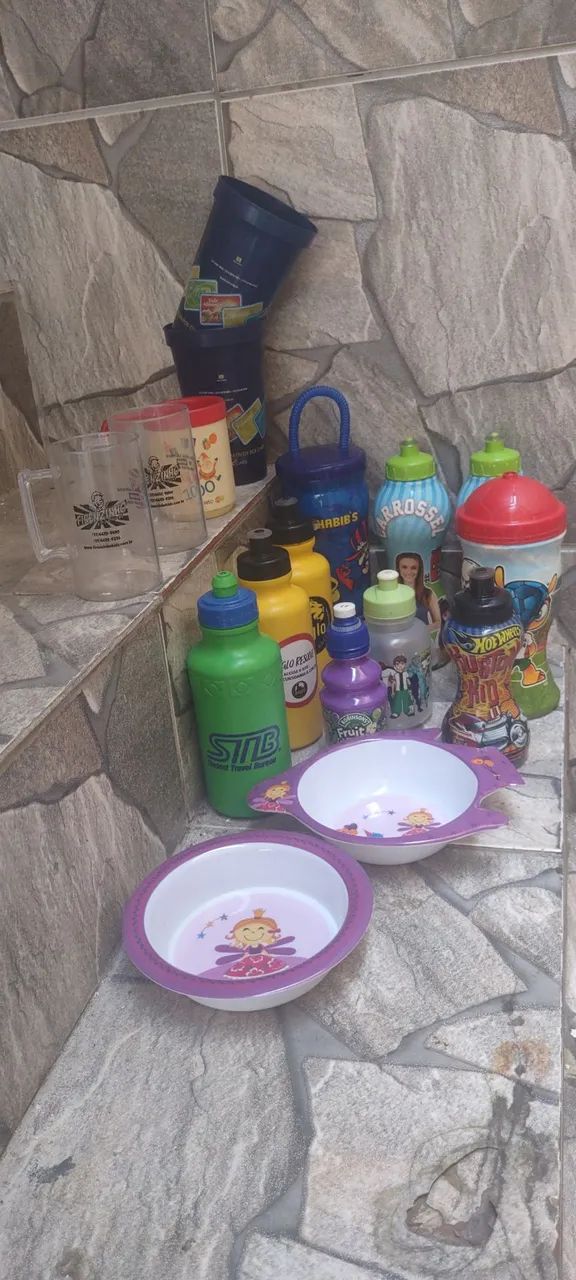Lote de squeezes, canecas plasticas antigo