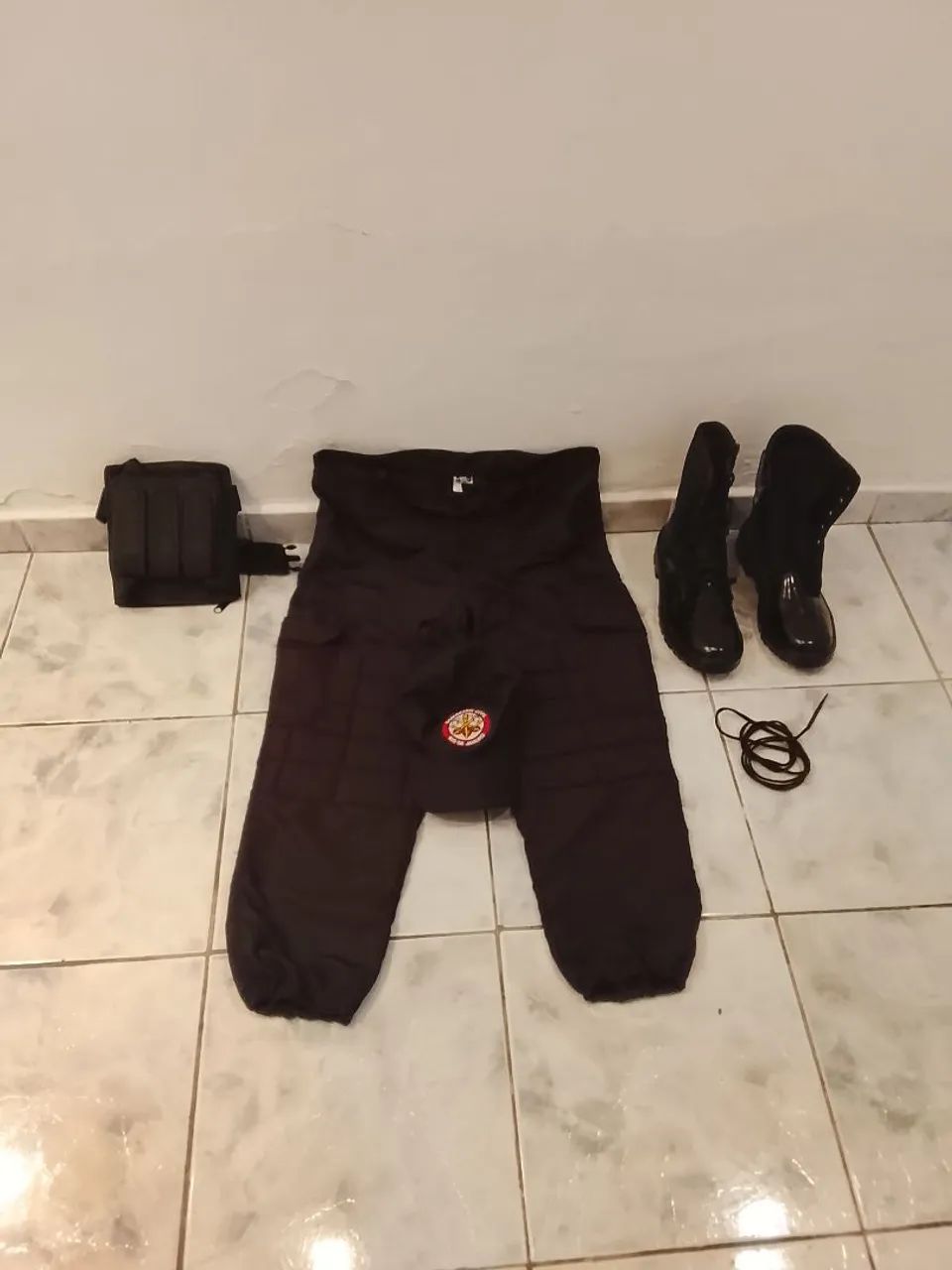 Conjunto Bombeiro Civil com calça tática, cinto, boné, coturno e bordal 