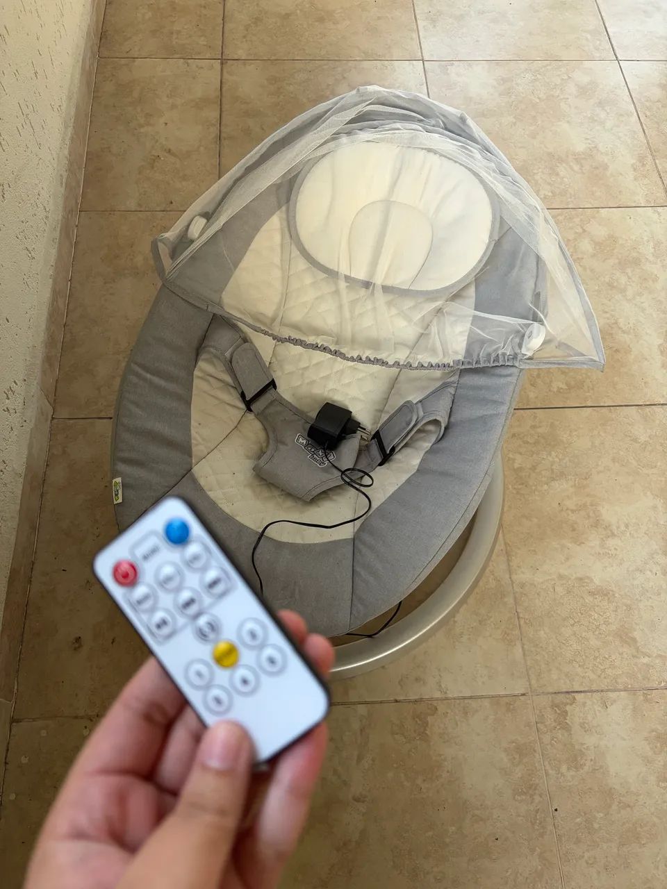 Cadeira de Balanço Elétrica para Bebé Maxibaby - Com Comando, Música e Mosquiteiro - Foto 4