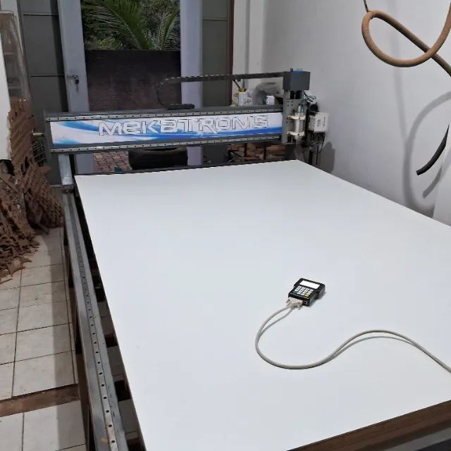 Fresadora CNC (router) de três eixos / Máquina de Corte CNC