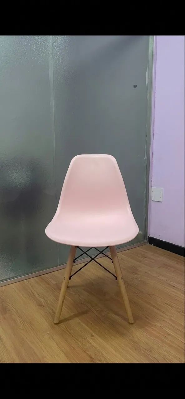 Cadeira Charles Eames Eiffel DSW Rosa com Pés de Madeira - Foto 2