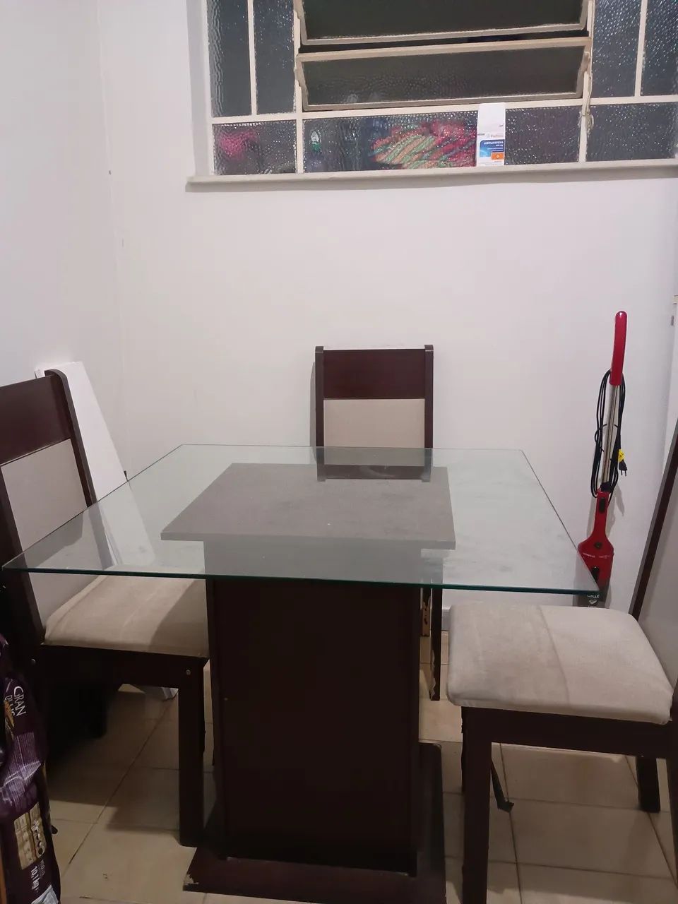 Mesa jantar com 3 cadeiras. 