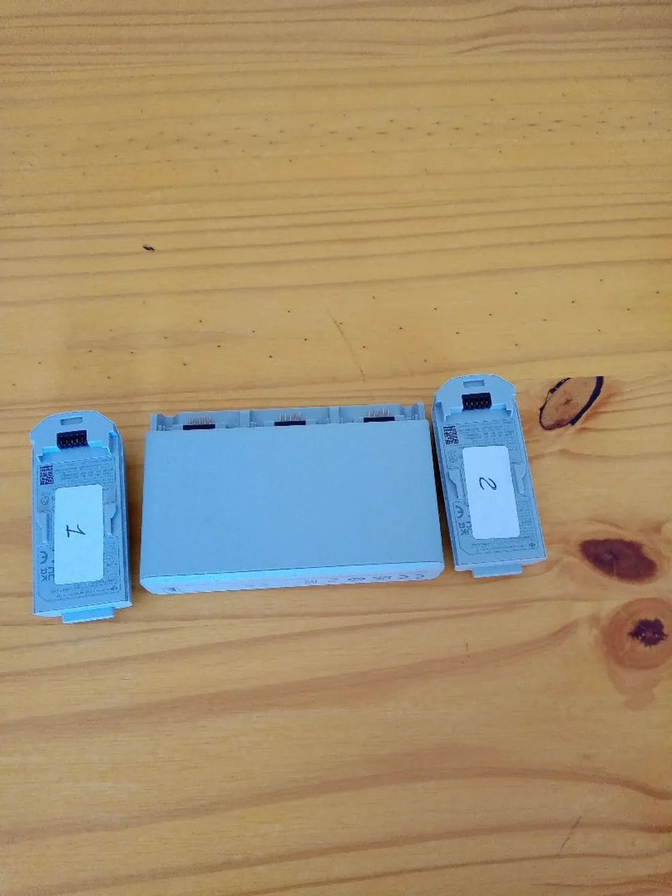 Duas baterias e um hub de carregamento para drone DJI NEO 1 - Foto 2
