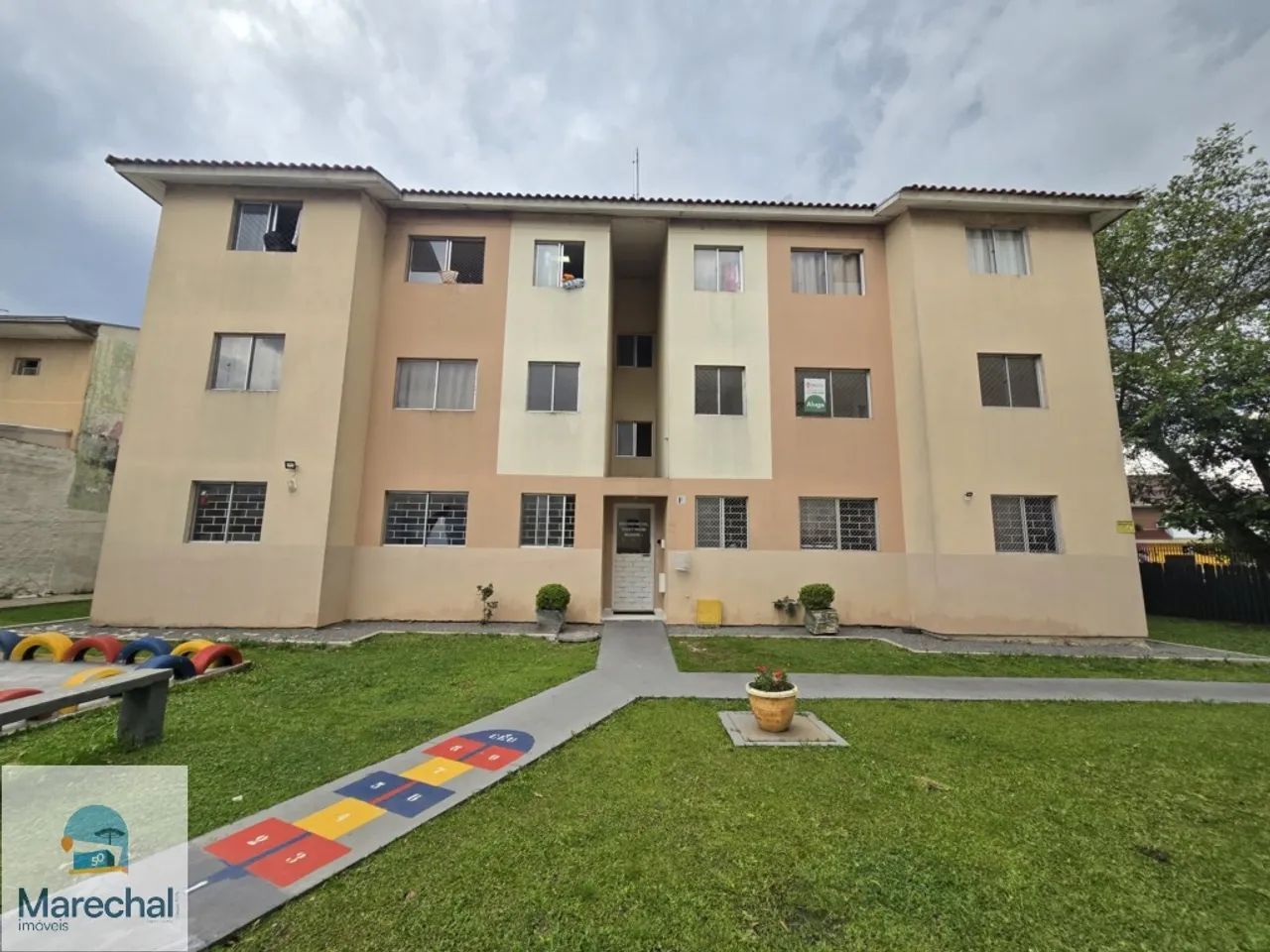 APARTAMENTO COM 2 QUARTOS | COZINHA COM ARMÁRIOS | SITIO CERCADO