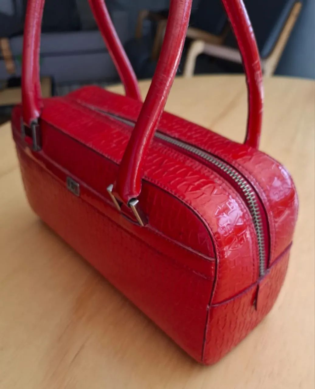 Bolsa Victor Hugo rectangular de vinil vermelha - Foto 2