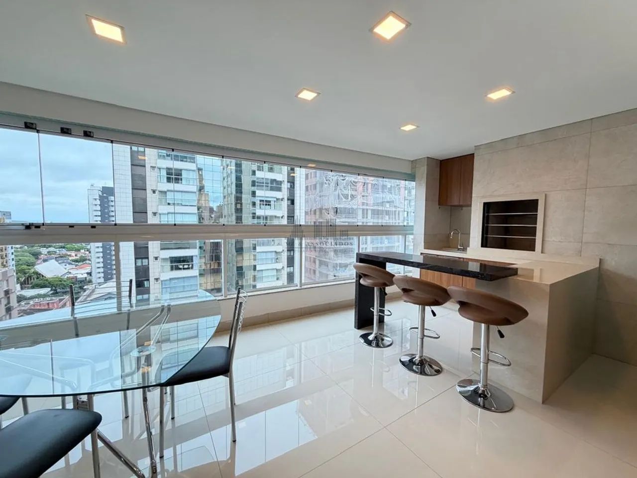 Apartamento 100% MOBILIADO - CENTRO DE MARINGÁ - Foto 2