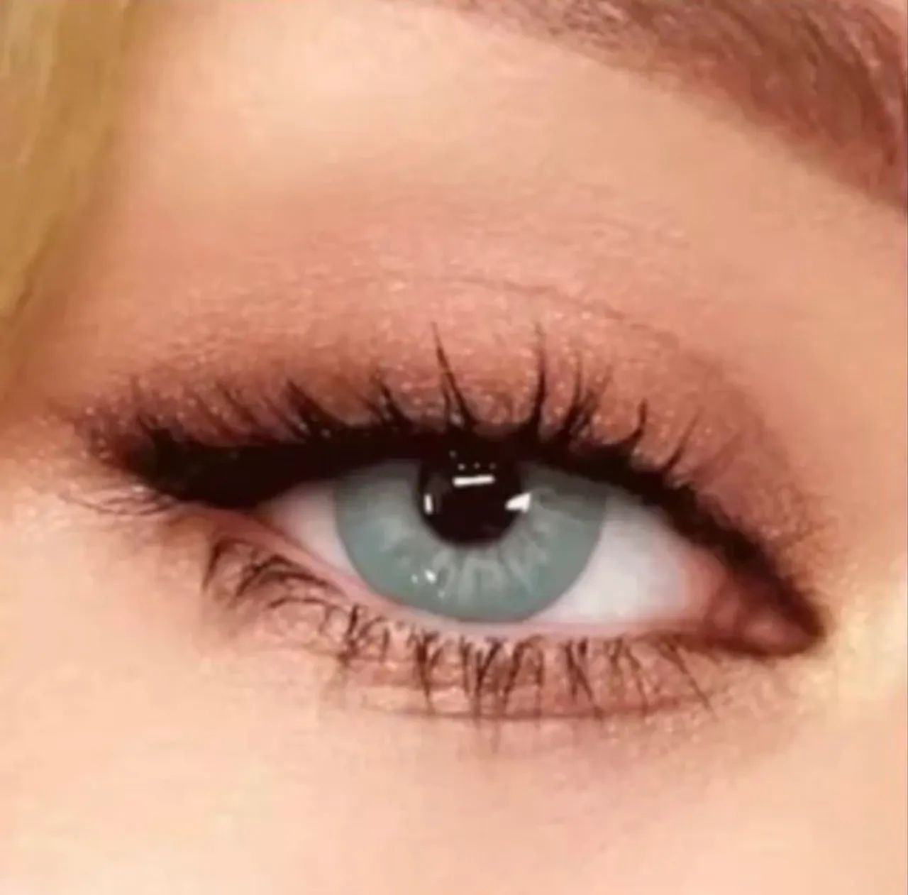 Maquiagem para olhos na cor verde 
